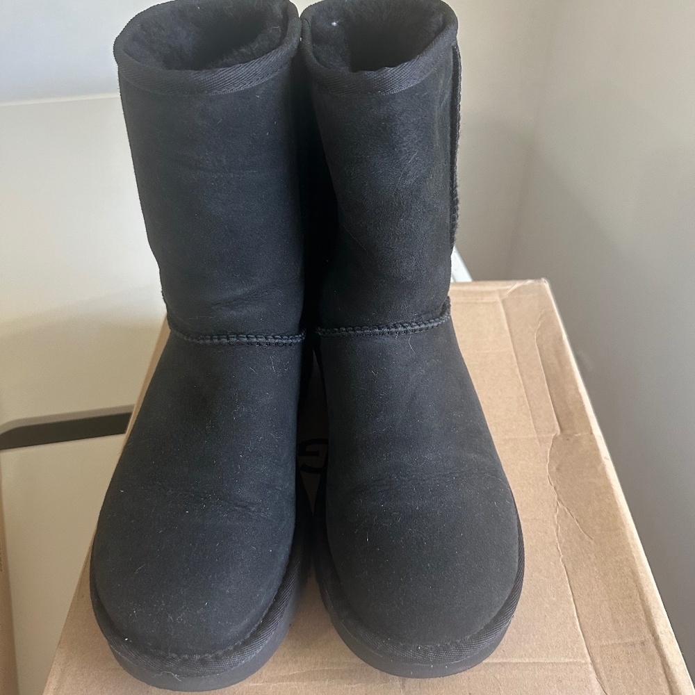 UGG W Classic Short II Black